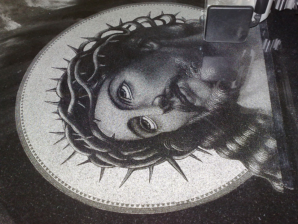 Образец гравировки на карельском габбро