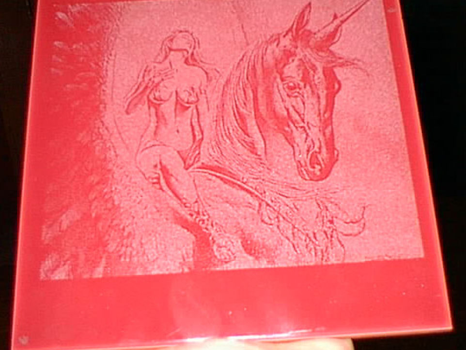 Образец гравировки на цветном камне